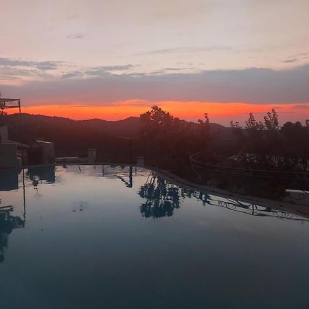 Turisalba Hotel Ishem Екстериор снимка